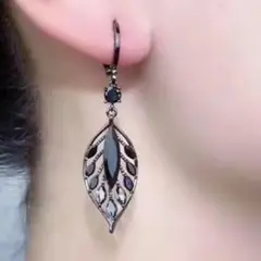 ブラックリーフ型フックピアス