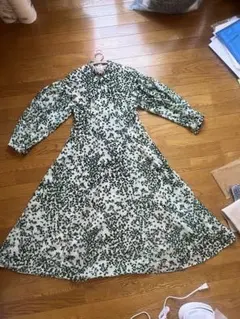 フロッキー長袖フレアワンピース