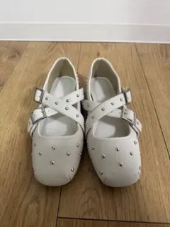 ホワイト スタッズ付き フラットシューズのサムネイル