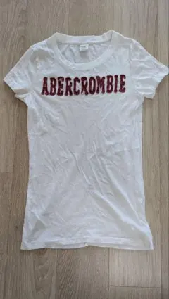 アバクロンビー&フィッチの白地にロゴのTシャツ