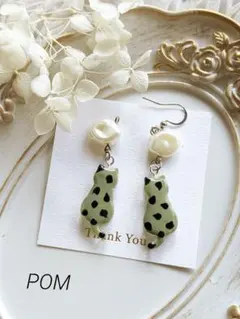 ハンドメイド 斑柄猫ちゃん ピアス イヤリングR-506