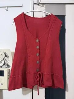 赤いニットベスト ボタン付き Vネック ノースリーブ 古着　ヴィンテージ