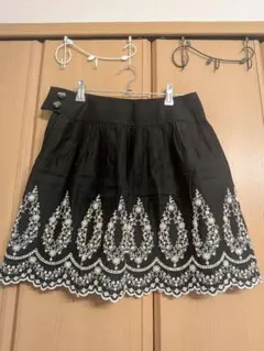 美品 シンシアローリー フレアスカート 黒 花柄刺繍のサムネイル