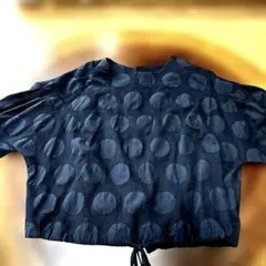 黒いドット柄五分袖シャツ