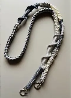 ライトグレー×チャコール×オフホワイト｜大人配色×立体編み パラコードショルダー