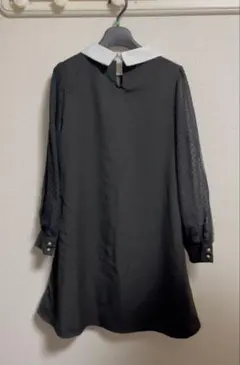 ブラック長袖ワンピース 白い襟付き