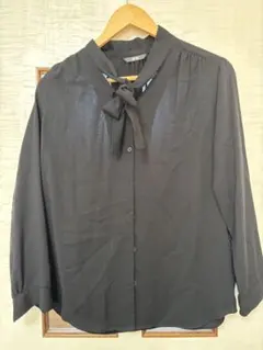 UNIQLO 黒 リボン付き長袖シャツ