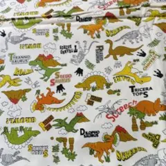 恐竜プリント 綿生地　オフホワイ108×100センチ