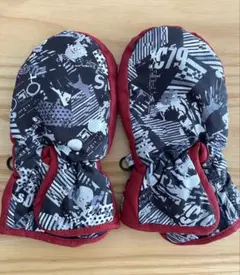 キッズ　スノー手袋 黒と赤のグラフィック 16cm ミトン