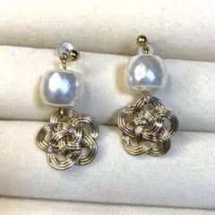 パールと花モチーフのピアス　可愛い　お洒落　個性的　カジュアル　新品　ゴールド