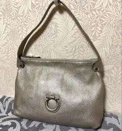 サルヴァトーレ フェラガモ ガンチーニ レザーショルダーバッグ シルバー