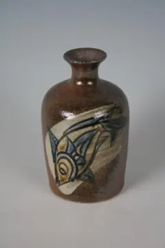 琉球壷屋焼 登り窯　金城敏幸 作 刷毛目魚文徳利（筒）107