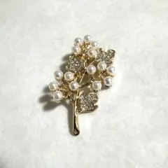 パールの実とラインストーンの葉がなる枝のブローチ 葉っぱ　（194）