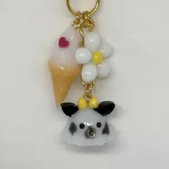 ソフトクリームと牛さんめんだこチャーム
