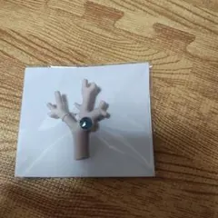 桜坂しずく　サンゴのブローチ