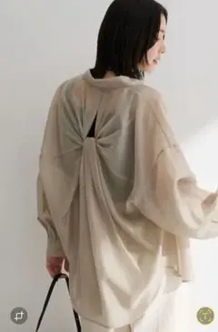 バックツイスト シアーシャツ ベージュのサムネイル