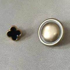 アンティーク風ゴールド丸型ボタンと クローバー型紺金色　ボタン2個セット