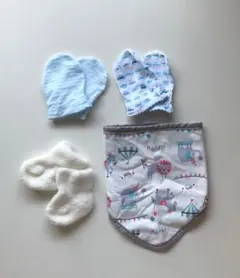 【ほぼ未使用】ミトン・靴下・スタイ4点セット