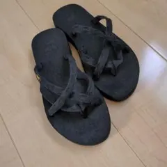 【美品】TEVAブラック クロスストラップ サンダル23cm