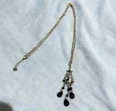 エレガントな黒いネックレス