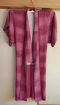 新春SALE❗　着物　濃ピンク　まだら白点　地模様