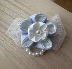 つまみ細工 水色と白の花コサージュ