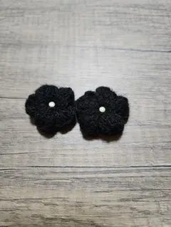 ブラック花形ピアス パール付き