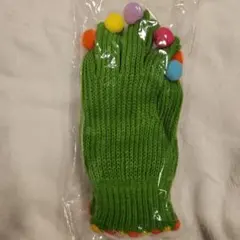 ポンポン付き緑色ニット手袋