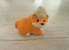 しばぐらし 抜け毛で遊ばれる柴犬