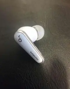 Soundcore Liberty 4の右イヤホン クラウドホワイト