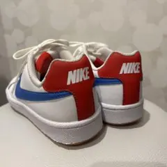 美品NIKE ナイキ 23.5cm スニーカー 白 青 赤 ローカットレディースのサムネイル