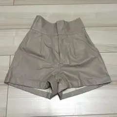 ベージュ　フェイクレザー　ショートパンツ　ハイウエスト