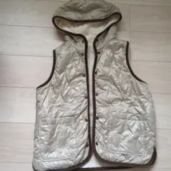 ベージュ キルティングダウンベスト フード付き
