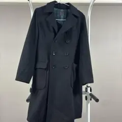 黒のダブルブレストトレンチコート