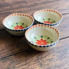 新品 ベトナム バッチャン焼き 花柄 小鉢3枚のサムネイル