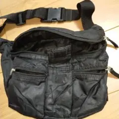 黒 ナイロン ボディバッグ 3ポケット