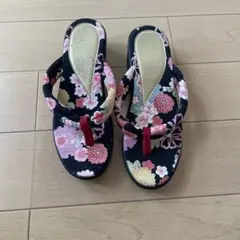 花柄ストラップの黒い下駄COLOSOLFE Mサイズ
