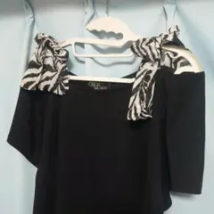 CECIL Mc BEE　オープンショルダー　ゼブラリボン　トップス　ブラック