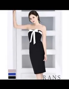 ストラップレスリボン付き黒ドレス