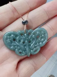 R1-0359天然本翡翠《本物保証》「蝶々」ペンダント　ネックレス