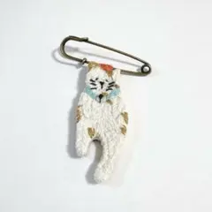 ブローチピンにぶら下がる姿が可愛い猫さんのハンドメイド刺繍ブローチ(茶白)