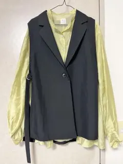 黒のジレとグリーンのシアーシャツのセット