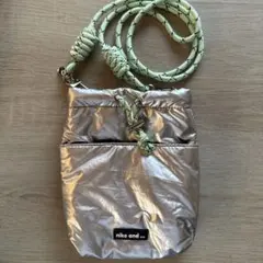 い*た様 niko and ... シルバーショルダー巾着バッグ