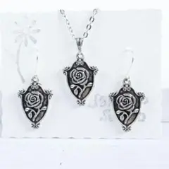 アンティークなバラのチャーム◇ピアス&ネックレスセット◇匿名配送◇イヤリングにも
