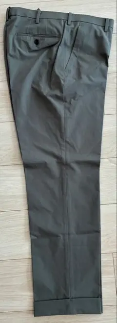 ユニクロ　メンズ　感動パンツ　オリーブ
