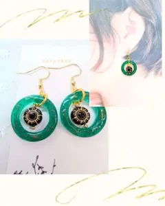 グリーンのフープピアス　レジン　ハンドメイド　チェコビーズ　イヤリング