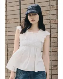 MOUSSY フリルショルダー ホワイト キャミソール トップス MOUSSY フリルショルダー ホワイト キャミソール トップス - メルカリ