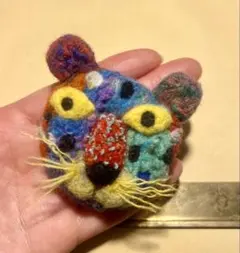 ヒョウのハンドメイドブローチ