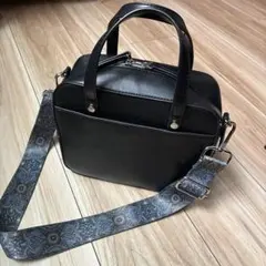 レザーバッグ　ショルダーバッグ　スクエアバッグ　ハンドバッグ　ブラック