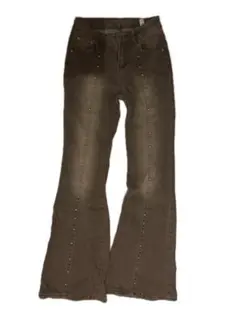 スタッズ付き ブーツカット デニムパンツ
